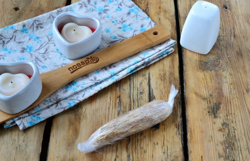 1. Этап. Цыплята-корнишоны в пряном масле: Переложите ароматное масло в небольшой пакетик или на пищевую пленку, сформируйте колбаску и отправьте в холодильник.