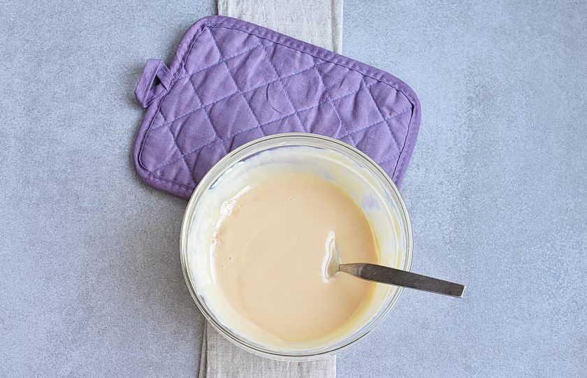 1. Этап. Вареная сгущенка в микроволновке: Поставьте в микроволновку на 2 минуты при 600 Вт. Через минуту перемешайте.