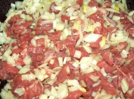 1. Этап. Тесто для самсы в духовке: 1. Мясо режем небольшими кусочками. Лук измельчим. Обжарим на растительном масле на сковороде. Специи - по вкусу.