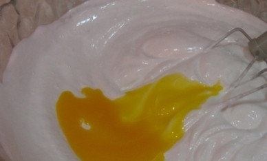 1. Этап. Торт Подарок: Продолжаем взбивать и добавляем по одному желтки.