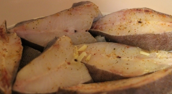 1. Этап. Рыба дори в духовке: Разрежьте рыбину на порционные кусочки около двух сантиметров толщиной. Затем натрите их солью и специями и оставьте мариноваться на пару часов в холодильнике.