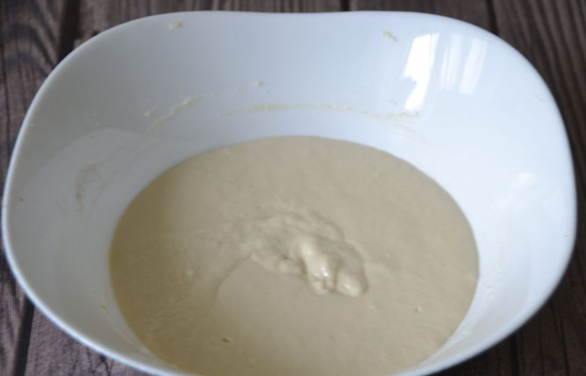 1. Этап. Оладьи на сыворотке без яиц: Тесто хорошо вымешайте, чтобы не было комочков, консистенция теста – густая сметана. Накройте тесто пленкой и поставьте в теплое место для брожения на 1-1,5 часа.