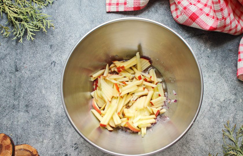 1. Этап. Салат с креветками и авокадо и яблоком: Яблоко разрежьте пополам, удалите сердцевину и порежьте средней соломкой. Добавьте яблоки в заправку и перемешайте.