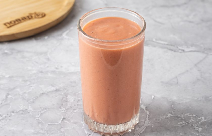 1. Этап. Колбаса из нута: Выложите получившуюся смесь в форму. Я использую стеклянный стакан, а стенки слегка смазываю растительным маслом, чтобы колбасу было проще доставать потом. Уберите в холодильник застывать на 1 час.