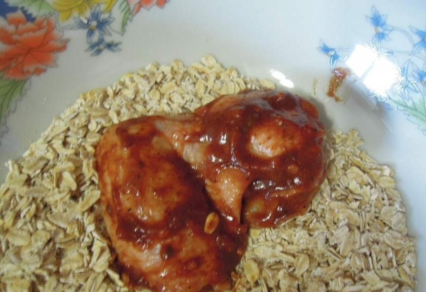 1. Этап. Острые крылышки в панировке: 3. Стакан овсяных хлопьев быстрого приготовления высыпаю в миску, обмакиваю каждое в панировку со всех сторон.