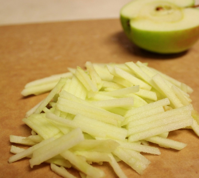 1. Этап. Капустный салат диетический: 3. Особую пикантность этому салатику придаст яблочко. Лучше всего взять зеленое и кислое яблоко, предварительно очистить от кожицы. Нарезать такой же тонкой соломкой, как и огурец.