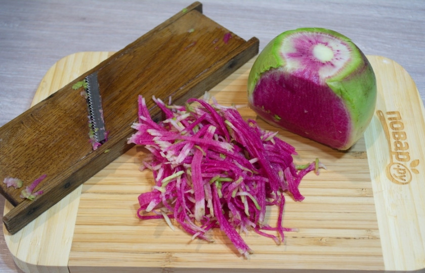 1. Этап. Салат Гнездо на Новый год 2025: Для приготовления салата я взяла редьку. У нас продается вот такая редька (гибрид редьки и свеклы). Этот овощ яркий, красивый, он оригинально смотрится в салатах. Имеет довольно приятный вкус. Редьку натрите на терке для морковки по-корейски. При отсутствии такого сорта редьки можно взять дайкон.