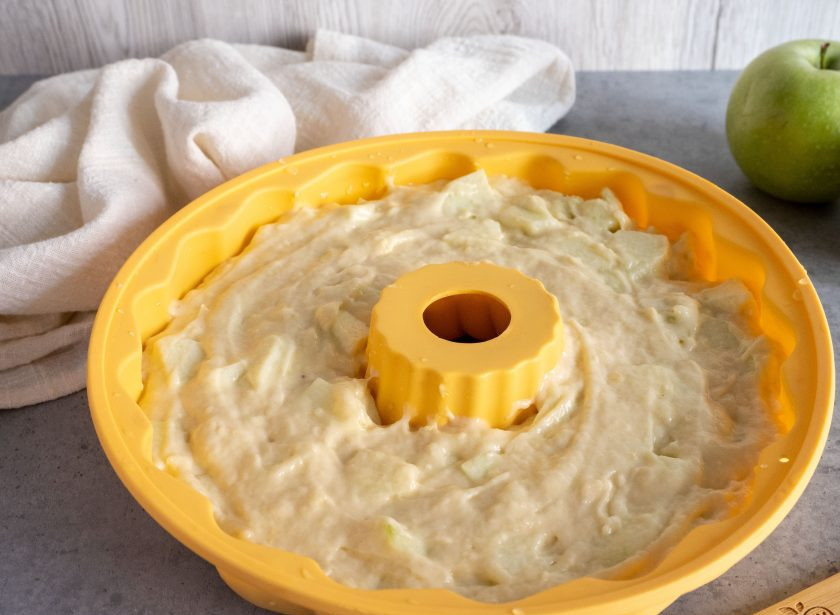 1. Этап. Пирог Неженка с яблоками: Если будете использовать для выпекания силиконовую форму — смазывать ее не нужно. Если любую другую — смажьте растительным маслом или застелите бумагой для выпечки. Выложите тесто.