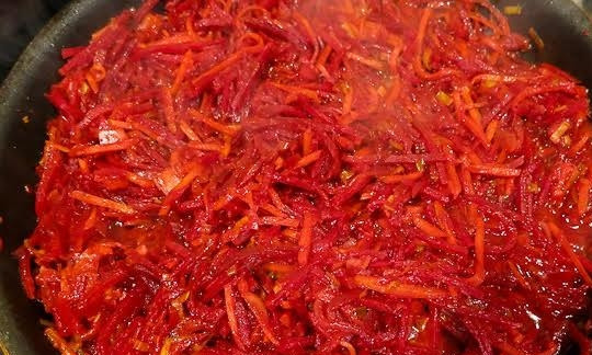 1. Этап. Борщ сибирский: 8. Все тщательно перемешайте и томите на среднем огне, помешивая, до мягкости.