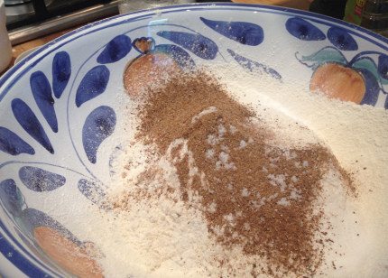 1. Этап. Леках: 2. Принимаемся за тесто для лекаха. Для этого в большую миску просейте муку, добавьте соду, разрыхлитель, специи, соль.