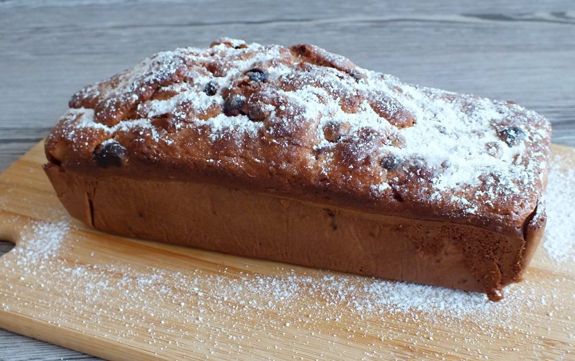 1. Этап. Кекс с клюквой на сметане: Переложите кекс на доску или решетку. Немного охладите и подавайте к столу. Также кекс можно посыпать, по желанию, сахарной пудрой.