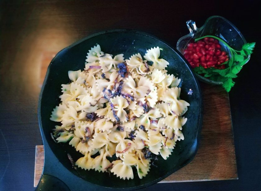 1. Этап. Паста с гранатом: В подсоленной воде отварите пасту согласно инструкции до состояния альденте. Добавьте к салату.