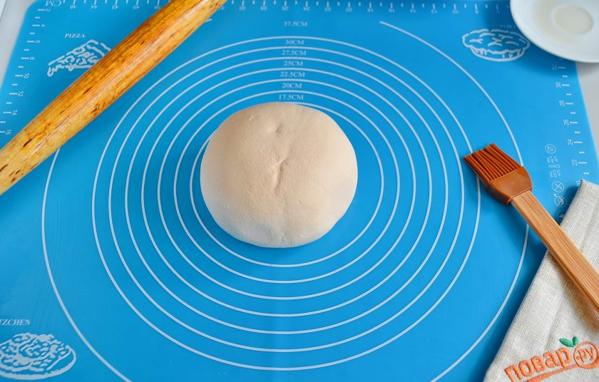 1. Этап. Торт Биткойн: 16. Чтобы обтянуть торт мастикой, нужно достать ее заранее из холодильника и нагреть или использовать свежеприготовленную. Смажьте растительным маслом коврик, скалку, руки.