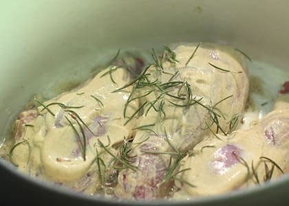 1. Этап. Кролик в горчичном соусе с коньяком: Добавьте розмарин и обжарьте кролика 15 минут.