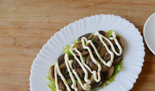 1. Этап. Салат Княжий град: На грибы наносим полосочки майонеза. Я для этого использовала кулинарный пакет.