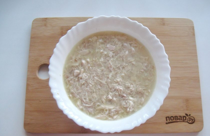 1. Этап. Холодец Новогодний поросенок: Перемешайте мясо, чеснок и бульон.