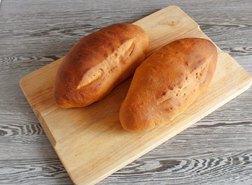 1. Этап. Городская булка: Готовые булочки переложите на доску, сбрызните водой, накройте полотенцем и оставьте до полного остывания.