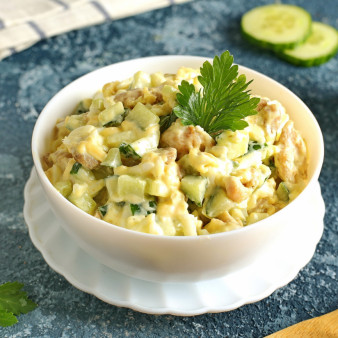 Салат с жареной курицей