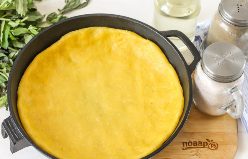 1. Этап. Пирог с персиковым вареньем: Спустя указанное время извлеките тесто и распределите руками по форме. Форму смазывать не нужно, в тесте содержится достаточно жира, чтобы пирог не пристал ко дну в процессе выпекания.