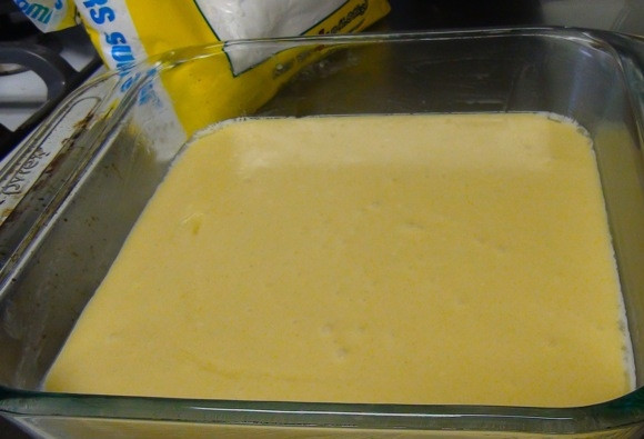 1. Этап. Запеканка творожная с грушей: 3. Вылейте тесто в жаропрочную форму.