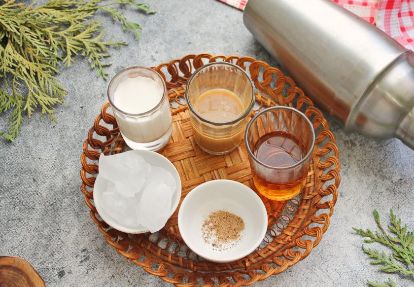 1. Этап. Коктейль Александр: Подготовьте все необходимые ингредиенты для приготовления коктейля 