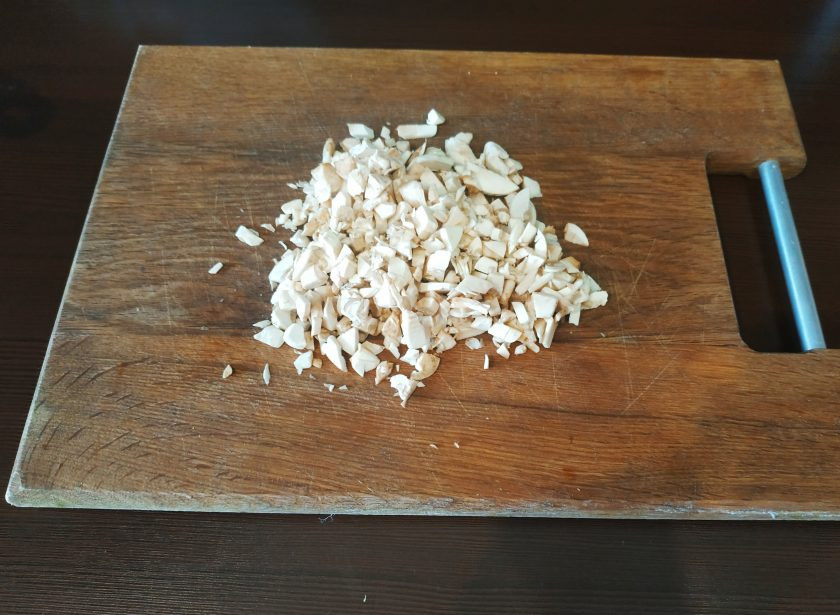 1. Этап. Испанские крокеты: Грибы и лук почистите, мелко нарежьте.