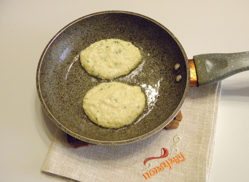 1. Этап. Картофельные оладьи: Столовой ложкой набирайте картофельную массу и выкладывайте на сковородку формируя овальные или круглые оладьи. Жарьте на медленном огне до золотистой корочки.