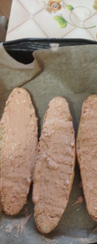 1. Этап. Горячие будерброды на половинках минибагета: Смешиваем майонез, кетчуп и пропущенный через давилку зубчик честнока. Наносим на половинки багета кулинарной кисточкой получившийся соус.