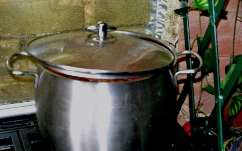 1. Этап. Варенье из замороженной клюквы: 1. Замороженные ягоды засыпаем сахаром, оставляем стоять на ночь.