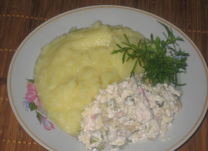 1. Этап. Салат грибной с ветчиной: На гарнир, можно приготовить картофель пюре. Приятного аппетита!