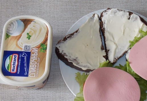 1. Этап. Бутерброд Бородинский с сыром: Положить по кусочку вареной колбасы.