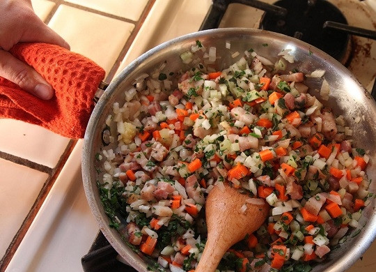 1. Этап. Пицца Болоньезе: 2. На отдельной сковороде обжариваются овощи: лук, морковь, сельдерей, чеснок с небольшим количеством бекона или сосисок, например. Добавьте специи, соль, обжарьте до мягкости.