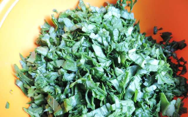 1. Этап. Запеканка из шпината и сыра: Шпинат промойте и измельчите.