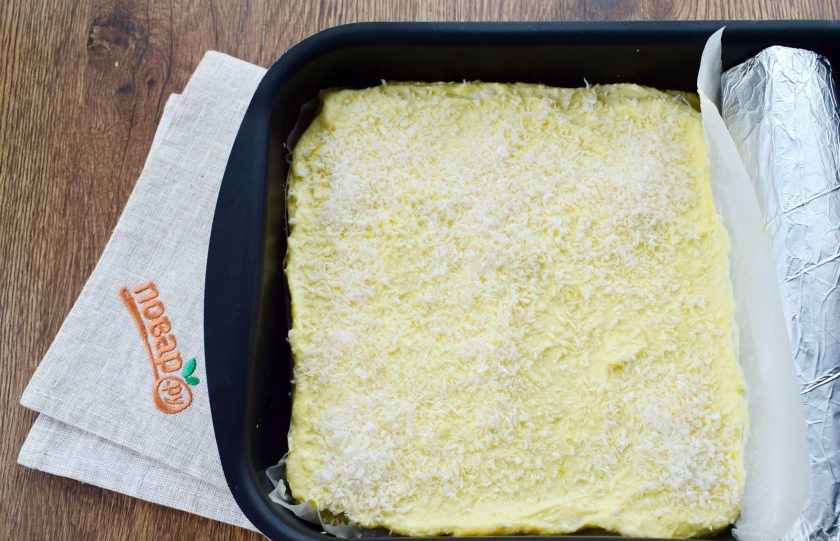 1. Этап. Лимонно-кокосовые квадратики: Распределите крем по всей поверхности коржа. Присыпьте кокосовой стружкой. Поставьте запекаться на 25 минут. Полностью остудите, выньте из формы и нарежьте на равные квадратики.