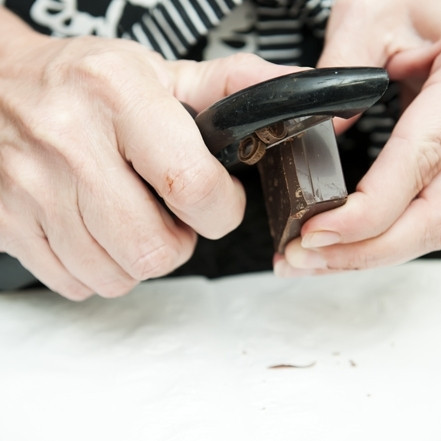 1. Этап. Шоколадный мусс: 6. Оставшийся шоколад - 50 гр - натрите теркой или ножом на стружку.