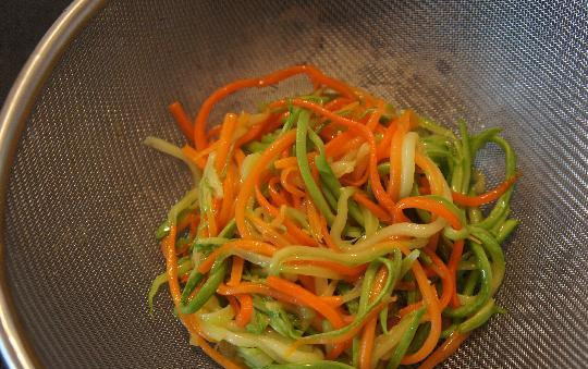 1. Этап. Палтус в духовке: Скидываем овощи в сито, чтобы с них стекло лишнее масло.