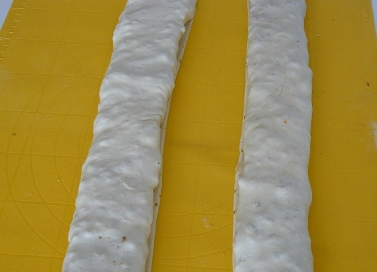 1. Этап. Рулет из сухофруктов и орехов: 5. И аккуратно сверните. Залепите края плотно.