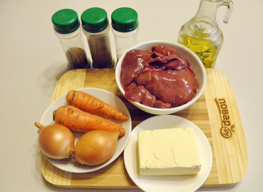 1. Этап. Печеночный паштет классический: Подготовьте овощи и печень. Чтобы печень не горчила, ее нужно вымочить в воде или молоке минут 20. Также хорошенько осмотрите ее, если есть желтовато-зеленоватые пятна на поверхности, это значит, что разлилась желчь, такие части лучше удалить. Овощи очистите от кожуры, вымойте. Масло сливочное достаньте из холодильника, оставьте при комнатной температуре.