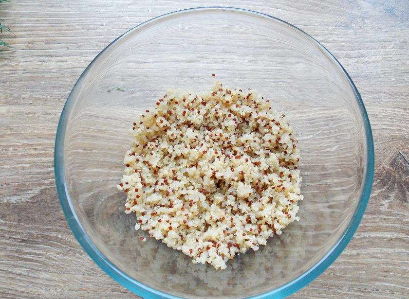 1. Этап. Салат с киноа и курицей: В кастрюлю насыпьте киноа и вымойте в теплой воде. Залейте крупу холодной водой в соотношении 1:2 и поставьте на средний огонь. Доведите до кипения и убавьте огонь до минимального. Закройте кастрюлю крышкой и варите в течение 15-20 минут до готовности. Вода должна полностью впитаться в киноа и стать рассыпчатой. Переложите ее в миску и полностью остудите.