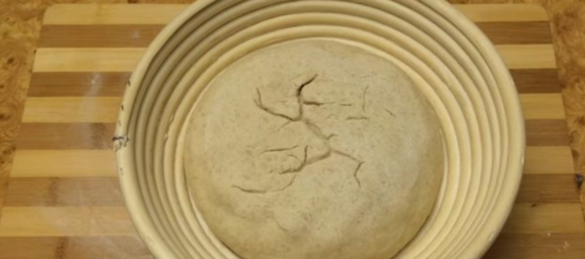 1. Этап. Хлеб оливковый на закваске: 6. Накройте миску пленкой и оставьте на 1-2 часа при комнатной температуре. Аккуратно переложите хлеб на пергамент. Стряхните лишнюю муку, сделайте несколько надсечек крест-накрест, сбрызните хлеб водой.