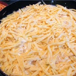 1. Этап. Капустная запеканка с творогом: 3. Сыр натереть на терке. В жареную капусту добавить творог и половину сыра. Хорошо перемешать и разлить соус по всей поверхности сковородки. Сверху высыпать оставшийся сыр и поставить в духовку. Выпекается запеканка около 45 минут при температуре 180 градусов. Нежный вкус и аромат. Приятного аппетита!