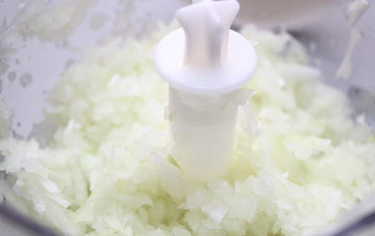 1. Этап. Куриные тефтели на пару: 2) С луком поступаем тем же образом (можно также потереть его на мелкой терке), перемешиваем с куриным фаршем.