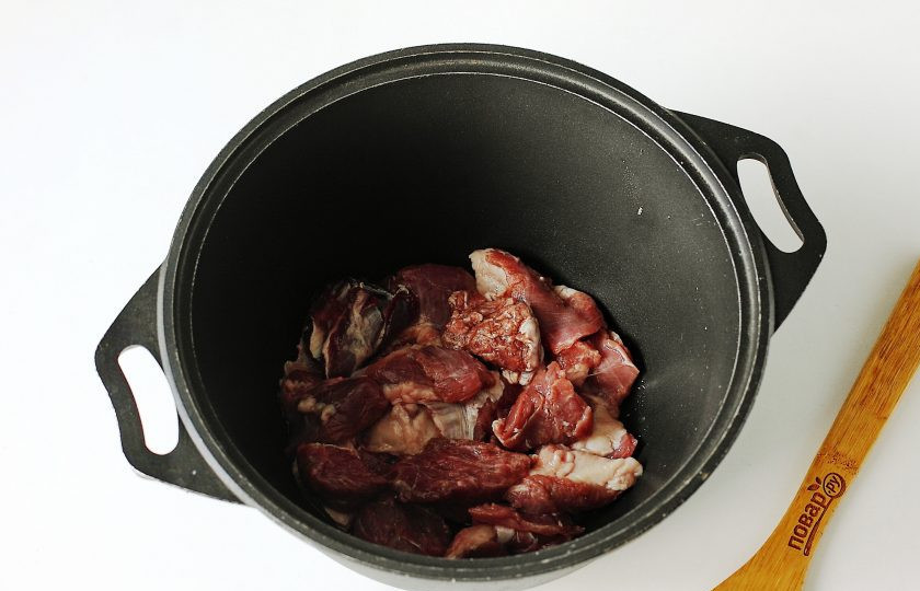 1. Этап. Баранина тушеная с квашеной капустой: Разогрейте казан с маслом или любую другую посуду с толстым дном. Выложите нарезанное кусочками мясо. Добавьте горчицу, соль по вкусу, все перемешайте и готовьте на среднем огне до готовности мяса. Периодически можно подливать небольшое количество воды, до тех пор, пока мясо не станет мягким.