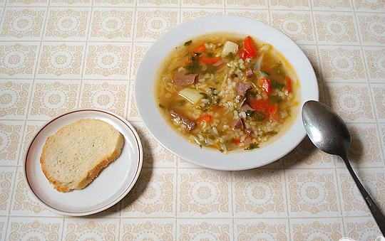 1. Этап. Сытный суп из телячьего сердца: 5. Минут сорок, с закрытой крышкой, даем супу настояться. Подавать готовый суп можно с подсушенными кусочками батона или же с белыми сухарями. Хорошо подойдет к нему и сметана.