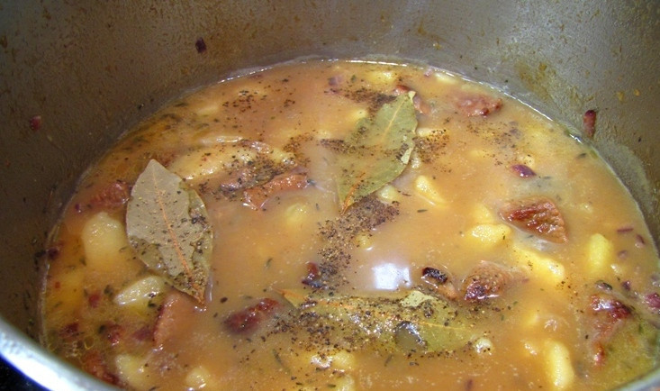 1. Этап. Соус из баранины с картошкой: Теперь аккуратно достаем кастрюлю из духовки и добавляем в нее обжаренный лук, лавровый лист, специи и соль по вкусу. Возвращаем кастрюлю в духовку еще на 5-10 минут. Затем опять достаем ее и посыпаем мясо с картофелем измельченной петрушкой. На 20 минут ставим кастрюлю в выключенную духовку, даем блюду настояться.