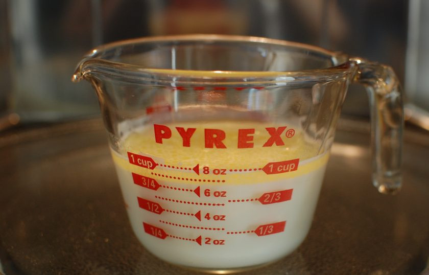 1. Этап. Японская выпечка: Пока опара растет, приступите к крему. Немного подогрейте молоко с маслом и перемешайте до однородности.