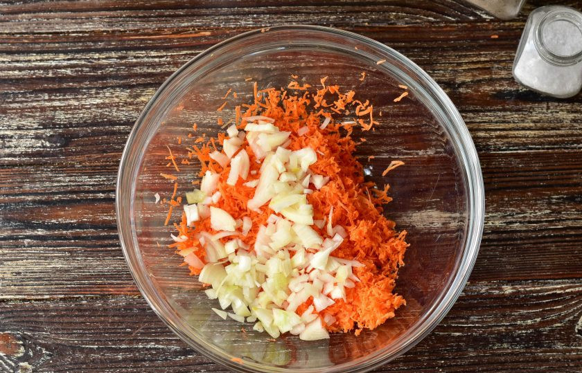 1. Этап. Постные котлеты из манки: К ней добавьте нарезанный мелко лук.