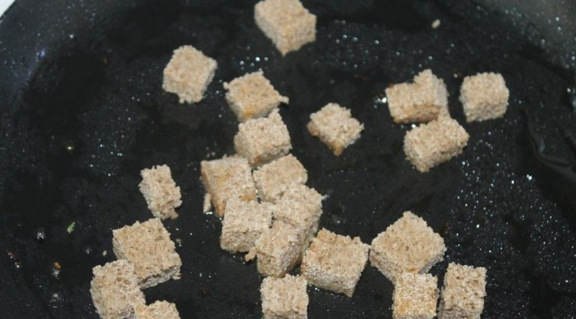 1. Этап. Салат с охотничьими колбасками: На растительном масле поджарьте ломтик хлеба, порезанный кубиком.