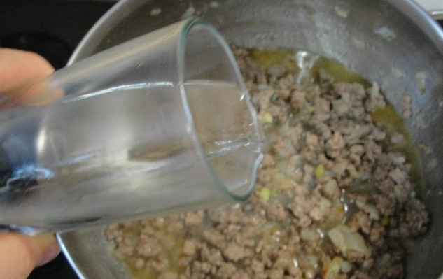 1. Этап. Быстрый супчик: 3. А теперь прямо сюда (я заранее обжаривала прямо в кастрюле) вливаем воду.