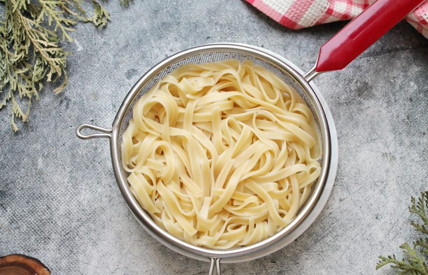 1. Этап. Паста с фаршем и белыми грибами: Пасту отварите в соленой воде после закипания до состояния аль денте. Откиньте пасту на сито и дайте жидкости полностью стечь.